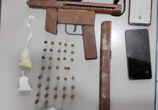 PM apreende submetralhadora e droga em Mucuri