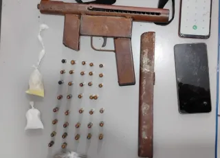 PM apreende submetralhadora e droga em Mucuri