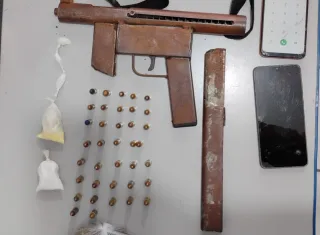 PM apreende submetralhadora e droga em Mucuri
