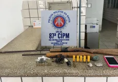 PM apreende suspeito com três armas, droga e munições em Teixeira de Freitas