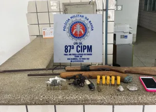 PM apreende suspeito com três armas, droga e munições em Teixeira de Freitas