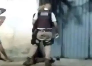 PM é afastado das ruas após agredir jovem na Bahia; assista