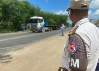 PM e PRF distribuem refeições para caminhoneiros em rodovia