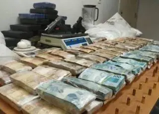 PM encontra R$ 1 milhão em casa usada por traficantes na Grande BH
