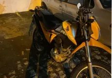 PM faz apreensão de moto com sinais adulterados e prisão por direção perigosa em Teixeira de Freitas