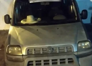 PM faz barreira durante a madrugada e recupera Doblô que tinha acabado de ser furtado em Teixeira de Freitas