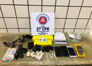 PM prende casal com muita droga, arma e moto roubada em distrito de Teixeira de Freitas