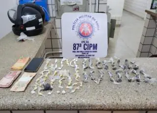 PM prende dois homens com cocaína, maconha e crack em Teixeira de Freitas