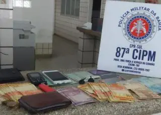PM prende dois homens portando drogas durante bliz no centro de Teixeira de Freitas