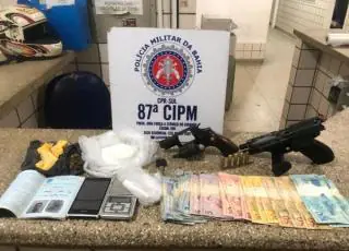 PM prende em Teixeira de Freitas homem com revólver, simulacro, cocaína, crack e maconha