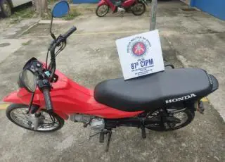 PM prende em Teixeira de Freitas homens armados e com moto roubada em Mucuri