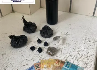 PM prende homem com cocaína e maconha dentro de carro em Teixeira de Freitas