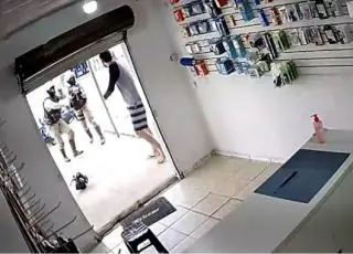 PM prende homem com droga, que tentou escapar de blitz da PM