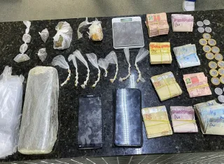 PM prende homem com drogas, arma de fogo e moto adulterada em Itamaraju
