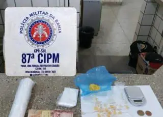PM prende homem com  droga escondida na muleta. Em Teixeira de Freitas