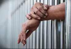 PM prende homem com mandado de prisão por estupro após briga com facão em Medeiros Neto