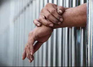 PM prende homem com mandado de prisão por estupro após briga com facão em Medeiros Neto