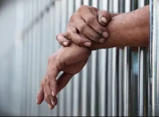 PM prende homem com mandado de prisão por estupro após briga com facão em Medeiros Neto