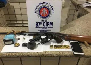 PM prende homem com pistola, espingarda, munição e droga em Teixeira de Freitas