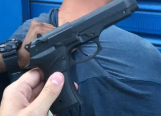 PM prende homem com simulacro de pistola no Mercado Municipal de Teixeira de Freitas