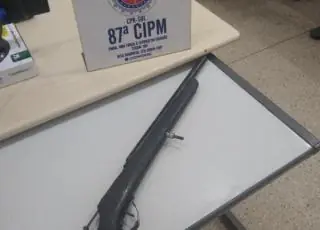 PM prende homem que ameaçava transeuntes com espingarda em Teixeira de Freitas