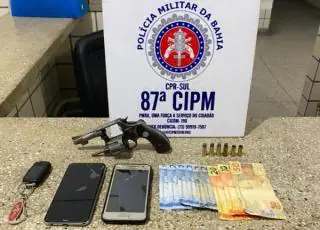 PM prende homens com arma no estacionamento do Hospital Municipal de Teixeira de Freitas
