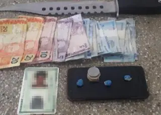 PM prende mulher vendendo droga escondida em carrinho de bebê em Teixeira de Freitas