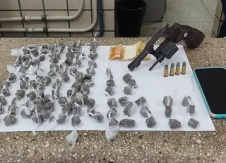 PM prende suspeito com droga e arma de fogo em Teixeira de Freitas