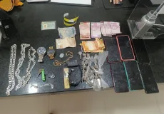 PM recupera carro furtado e apreende drogas em Eunápolis