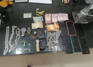 PM recupera carro furtado e apreende drogas em Eunápolis