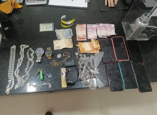 PM recupera carro furtado e apreende drogas em Eunápolis
