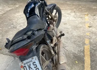 PM recupera moto com restrição de roubo em Teixeira de Freitas; suspeito é preso por tentativa de corrupção dos policiais