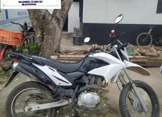 PM recupera moto furtada e prende suspeito em Teixeira de Freitas