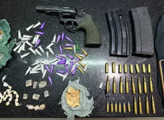 PMBA, apreende arma de fogo e drogas durante  confronto no Bairro Arnaldão em Eunápolis