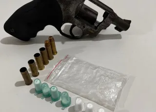 Polícia apreende arma e drogas em Cândido Mariano, distrito de Nova Viçosa