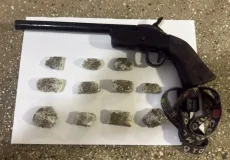 PMBA apreende arma e drogas em Teixeira de Freitas