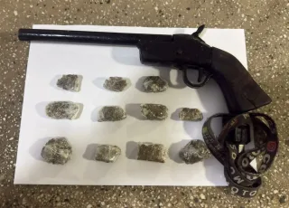 PMBA apreende arma e drogas em Teixeira de Freitas