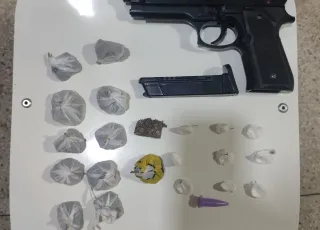PMBA apreende drogas e simulacro de arma de fogo em Lajedão