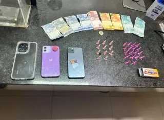 PMBA apreende drogas na cidade de Guaratinga.
