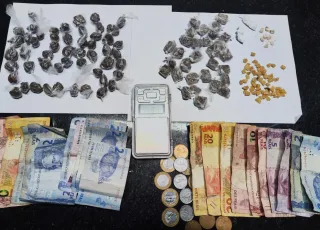 PMBA apreende grande quantidade de drogas e simulacro de arma de fogo em Eunápolis