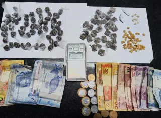 PMBA apreende grande quantidade de drogas e simulacro de arma de fogo em Eunápolis
