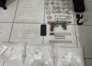 Submetralhadora, drogas e veículos são apreendidos  durante ação em Porto Seguro