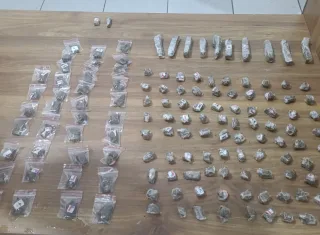PMBA cumpre mandado de prisão por estupro de vulnerável e apreende drogas em Porto Seguro