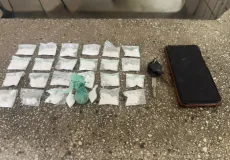 PMBA prende homem com papelotes de cocaína em Teixeira de Freitas