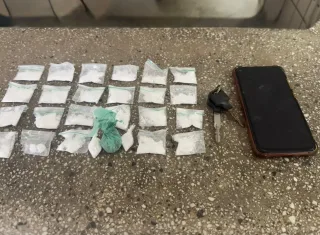 PMBA prende homem com papelotes de cocaína em Teixeira de Freitas