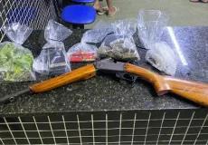PMBA prende jovem por tráfico de drogas e porte ilegal de arma de fogo em Itamaraju 