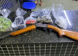 PMBA prende jovem por tráfico de drogas e porte ilegal de arma de fogo em Itamaraju 