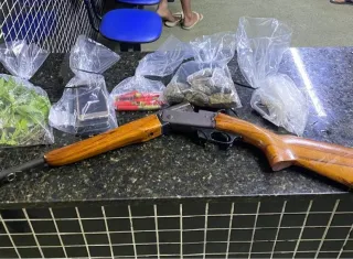 PMBA prende jovem por tráfico de drogas e porte ilegal de arma de fogo em Itamaraju 