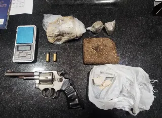 PMBA prende suspeitos e apreende drogas, arma e som em Eunápolis após denúncia de perturbação do sossego