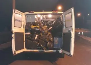 Polícia aborda ambulância com sirene ligada e descobre que 'paciente' era 1,5 tonelada de maconha